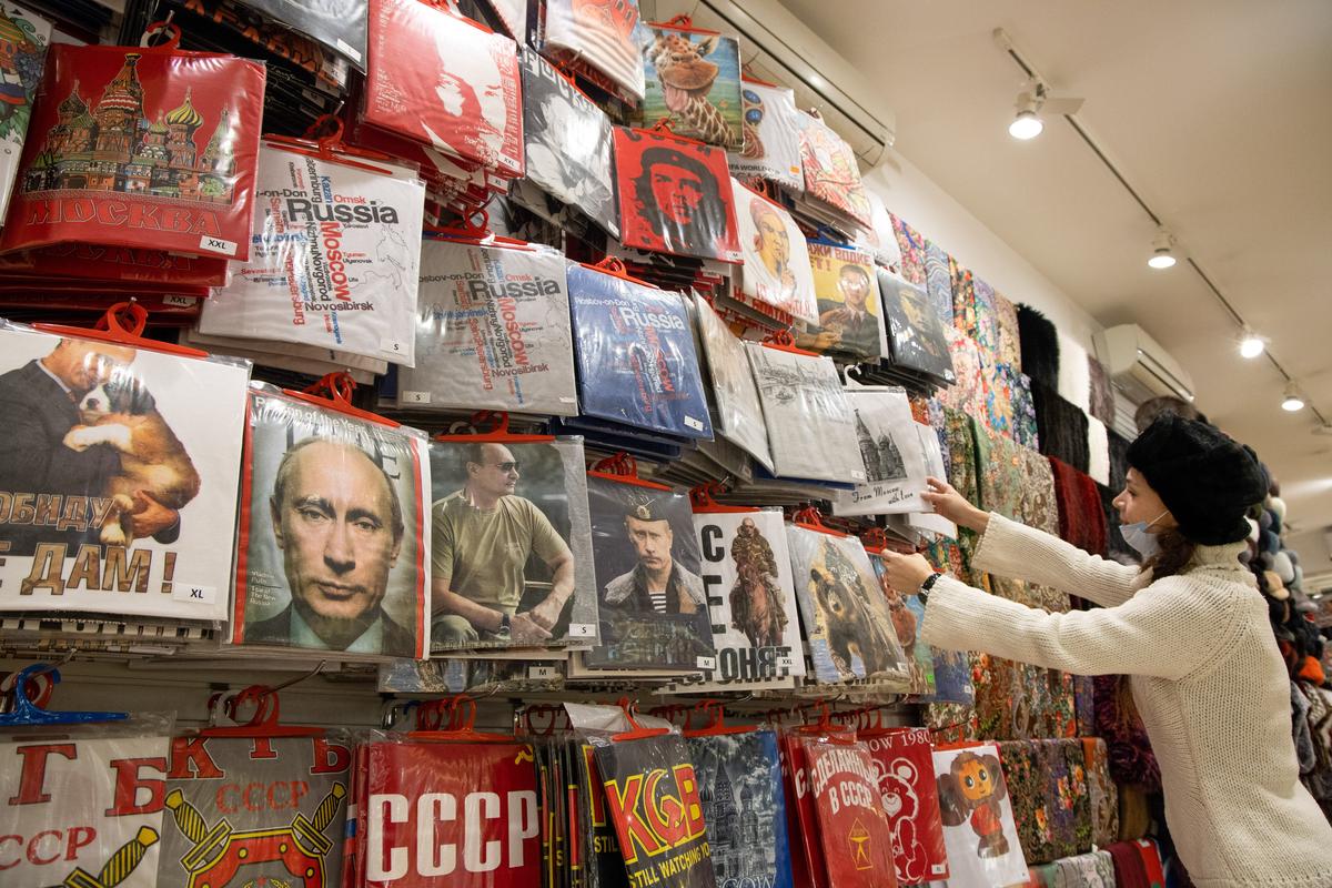 Туристический магазин по продаже футболок с изображением Владимира Путина. Москва, Россия. Фото: Andrey Rudakov/Getty Images