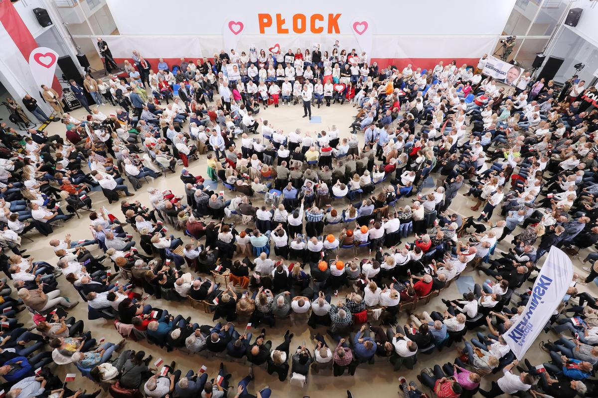 Дональд Туск (в центре) во время встречи партии «Гражданская платформа» с местными жителями в Плоцке, центральная Польша, 7 октября 2023 года. Фото: Павел Супернак / EPA-EFE