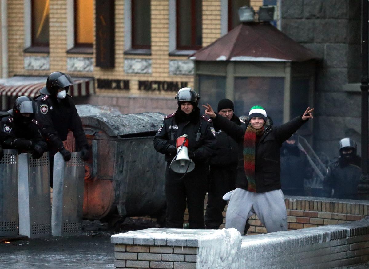 «Титушки» возле одной из баррикад во время очередного дня антиправительственных демонстраций в Киеве, Украина, 28 января 2014 года. Фото: Максим Шипенков / EPA-EFE