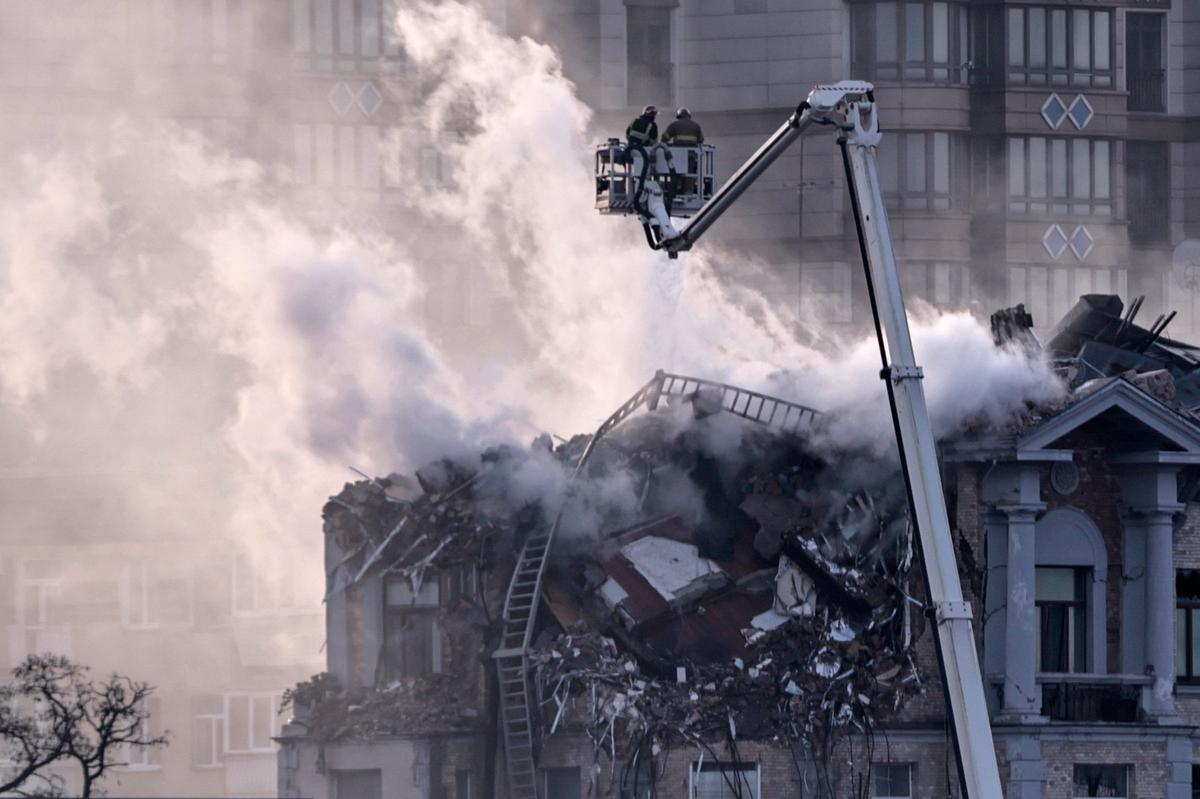 The aftermath of a drone strike on a residential building in Kyiv, Ukraine, 1 January 2025. Photo: EPA-EFE / YAN DODRONOSOV