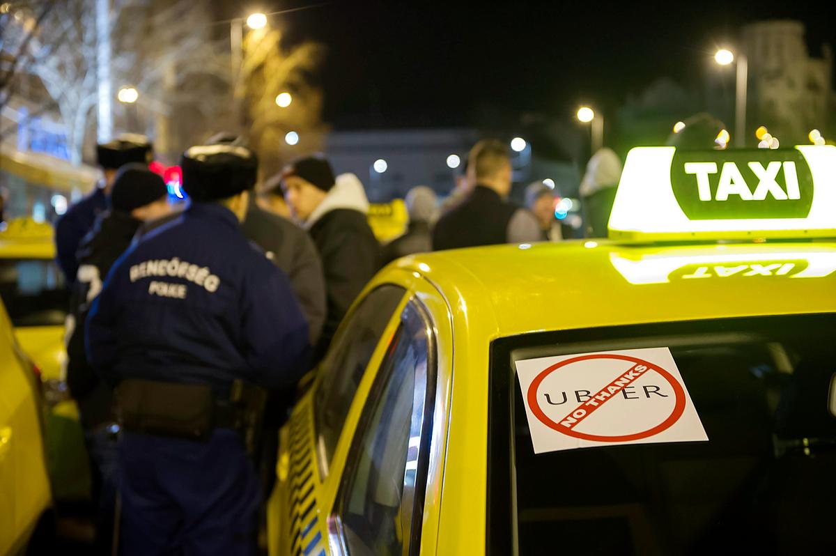 Демонстрация против Uber в Будапеште, Венгрия. Фото: EPA/PETER LAKATOS HUNGARY OUT