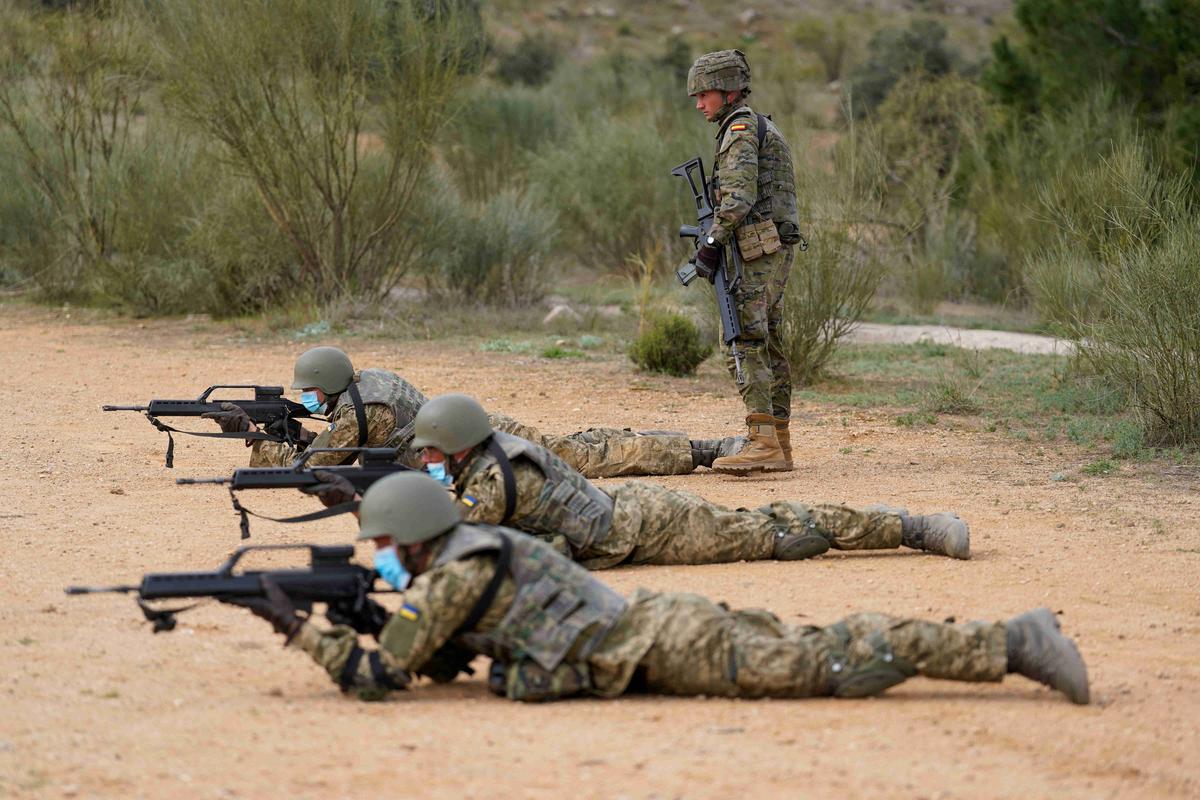 Украинские военные во время учений в Толедо, Испания, 24 марта 2023 года. Фото: Paul Hanna / Bloomberg / Getty Images