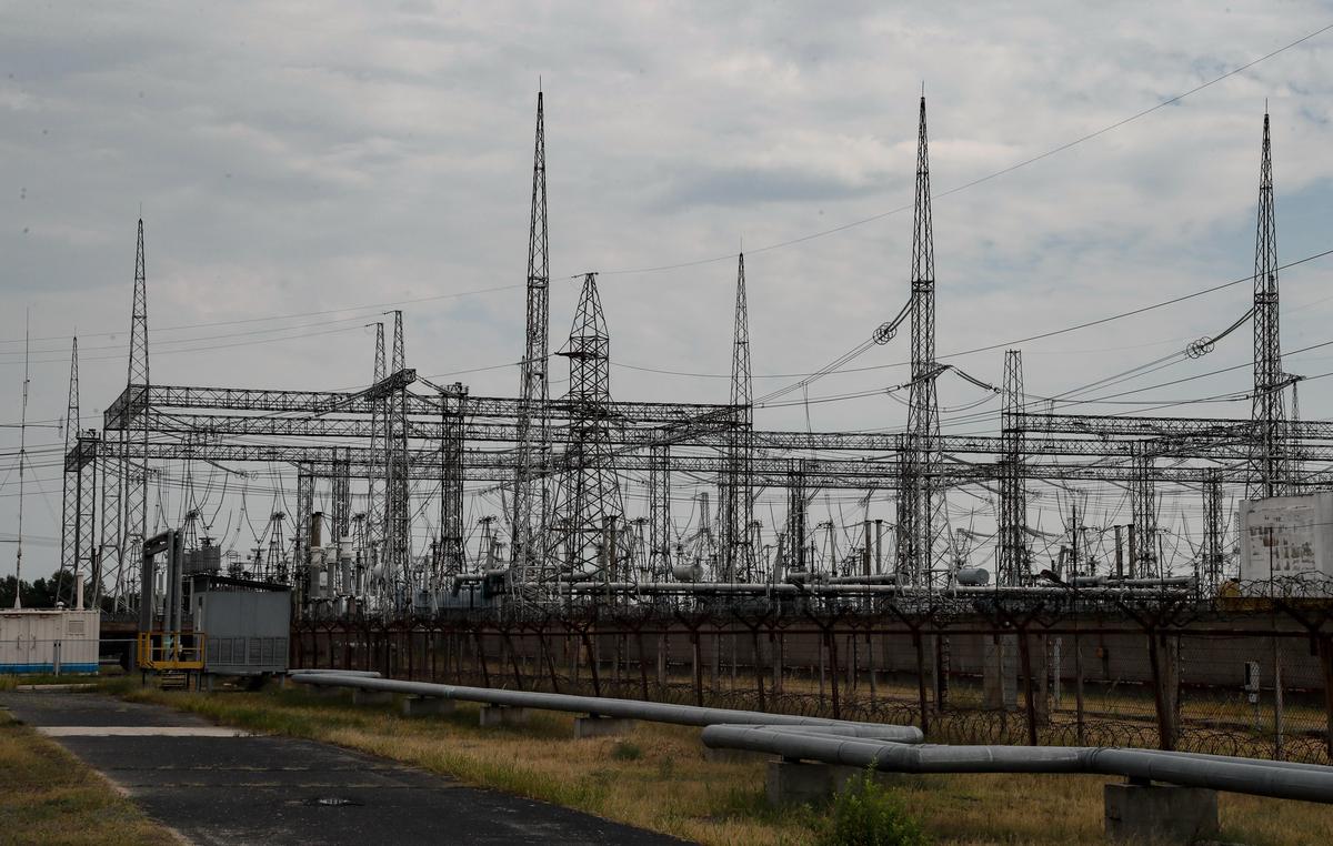 Линии электропередач Запорожской АЭС Фото: EPA-EFE/YURI KOCHETKOV