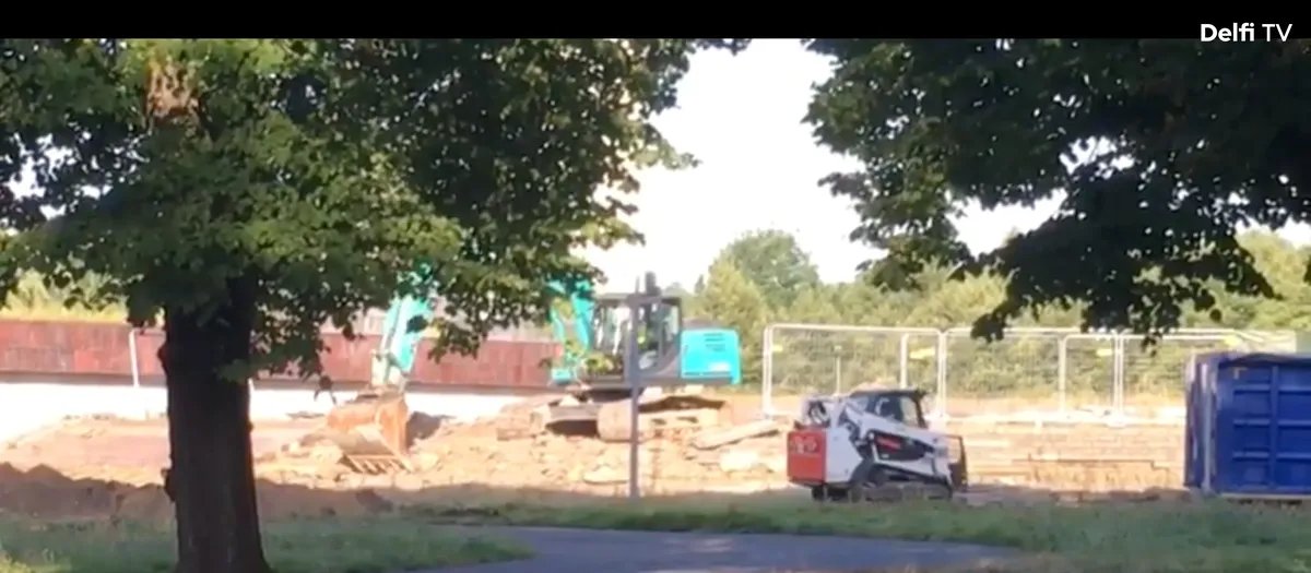 Снос памятника. Фото: скрин  видео