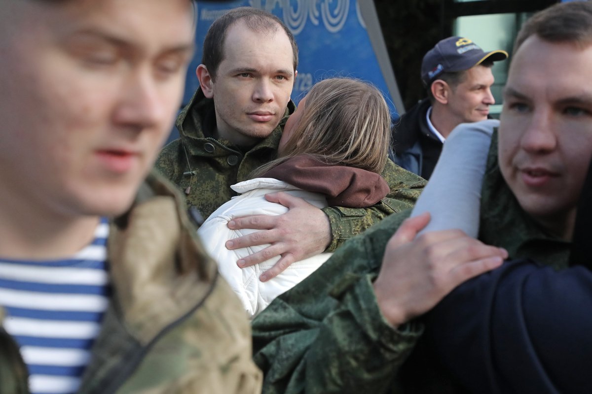 Прощание с родственниками на призывном пункте во время «частичной мобилизации» в Москве, 5 октября 2022 года. Фото: Максим Шипенков / EPA-EFE