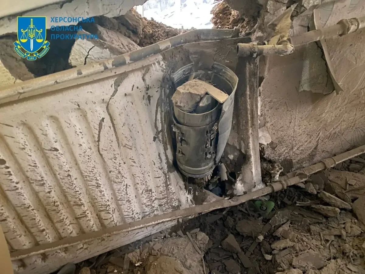 A shell that hit a residential building in Kherson. Photo: <a href="https://t.me/pgo_gov_ua">Telegram</a>