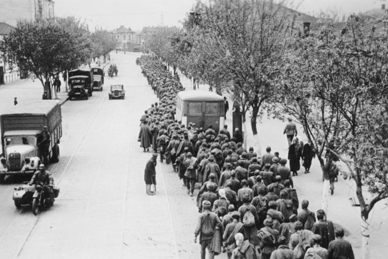 Колонна советских военнопленных идет по Харькову без сопровождения. Фото: Schneider / Федеральный архив Германии