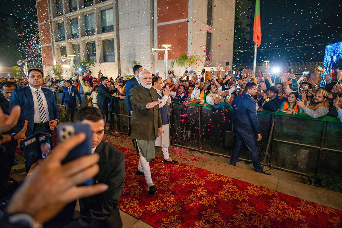 Премьер-министр Индии и лидер BJP Нарендра Моди идёт к сцене, где будет выступать перед однопартийцами после победы на выборах в ассамблеи штатов Мадхья-Прадеш, 4 декабря 2023 года. Фото: Pradeep Gaur / SOPA Images / LightRocket / Getty Images