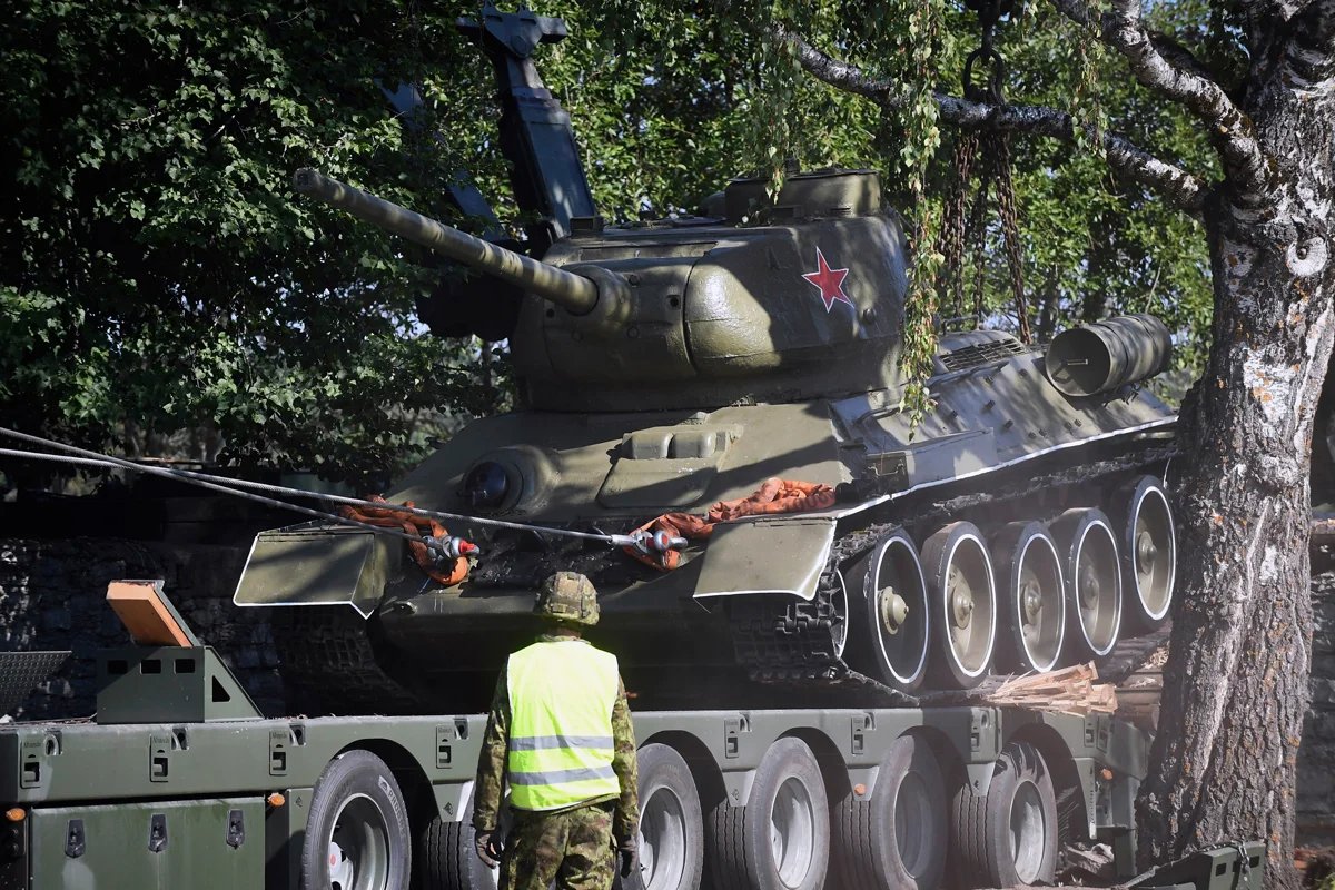 A T-34 Soviet tank is demounted from public display in the tow of Narva, Estonia, 16 August 2022. Photo: Sergey Stepanov / AP Photo / Scanpix / LETA