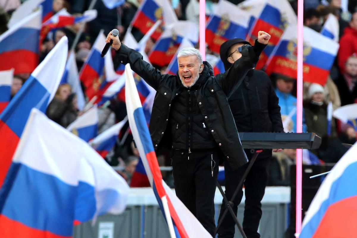 Олег Газманов выступает во время концерта, посвященного годовщине аннексии Крыма, 18 марта 2022 года в Москве. Фото: Getty Images