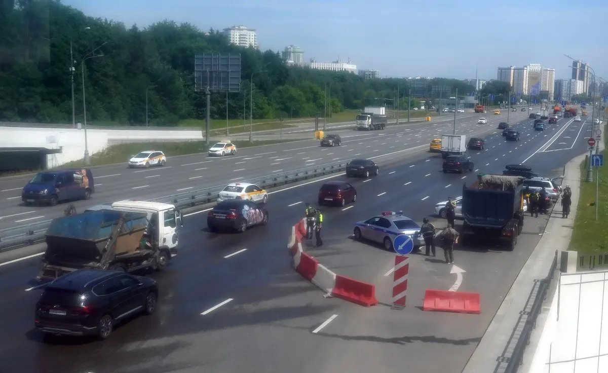 Полицейские дежурят на КПП на дороге, ведущей из Московской области в Москву, Россия, 25 июня 2023 г. Фото: EPA-EFE/MAXIM SHIPENKOV