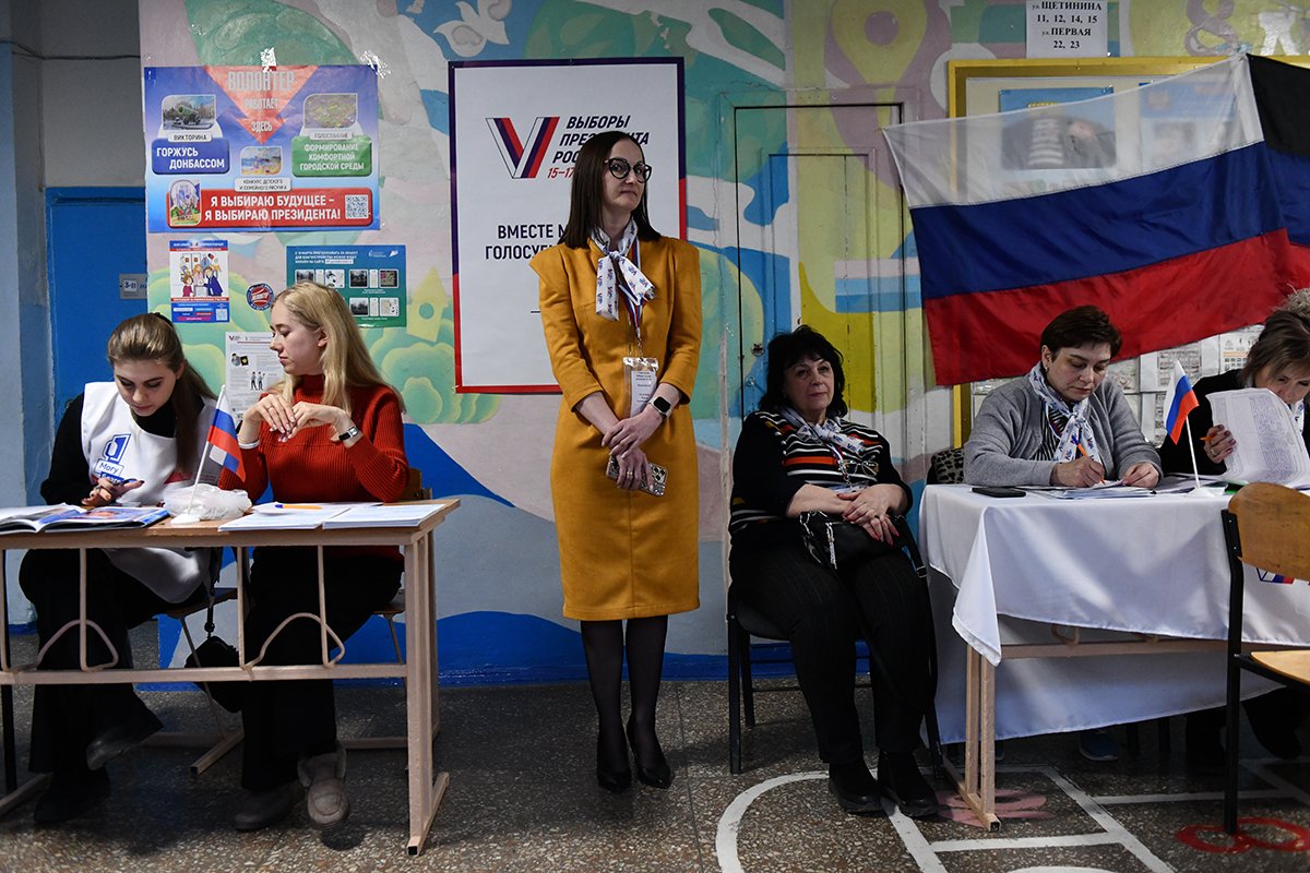 Члены местной избирательной комиссии во время президентских выборов в Донецке, контролируемой Россией части Украины, 15 марта 2024 года. Фото: Стрингер / EPA-EFE