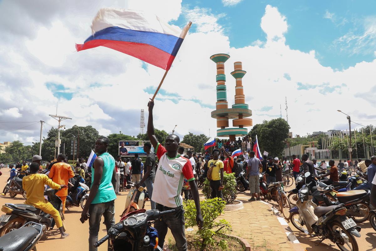 Një burrë valëvit një flamur rus pas një grusht shteti në Ouagadougou, Burkina Faso, 2 tetor 2022. Foto: EPA-EFE/ASSANE OUEDRAOGO