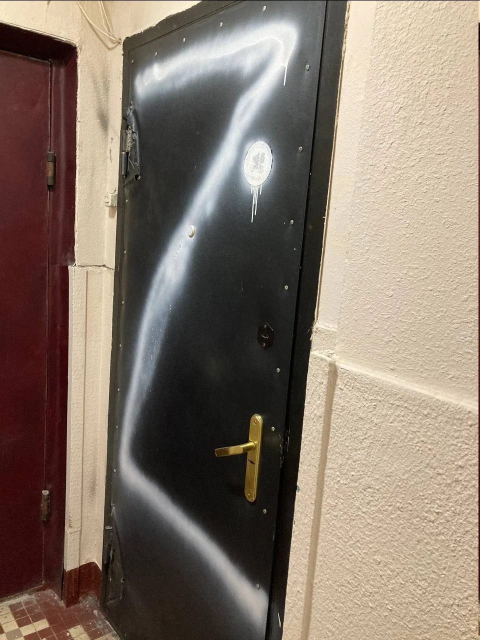 Разрисовали дверь в квартиру что делать