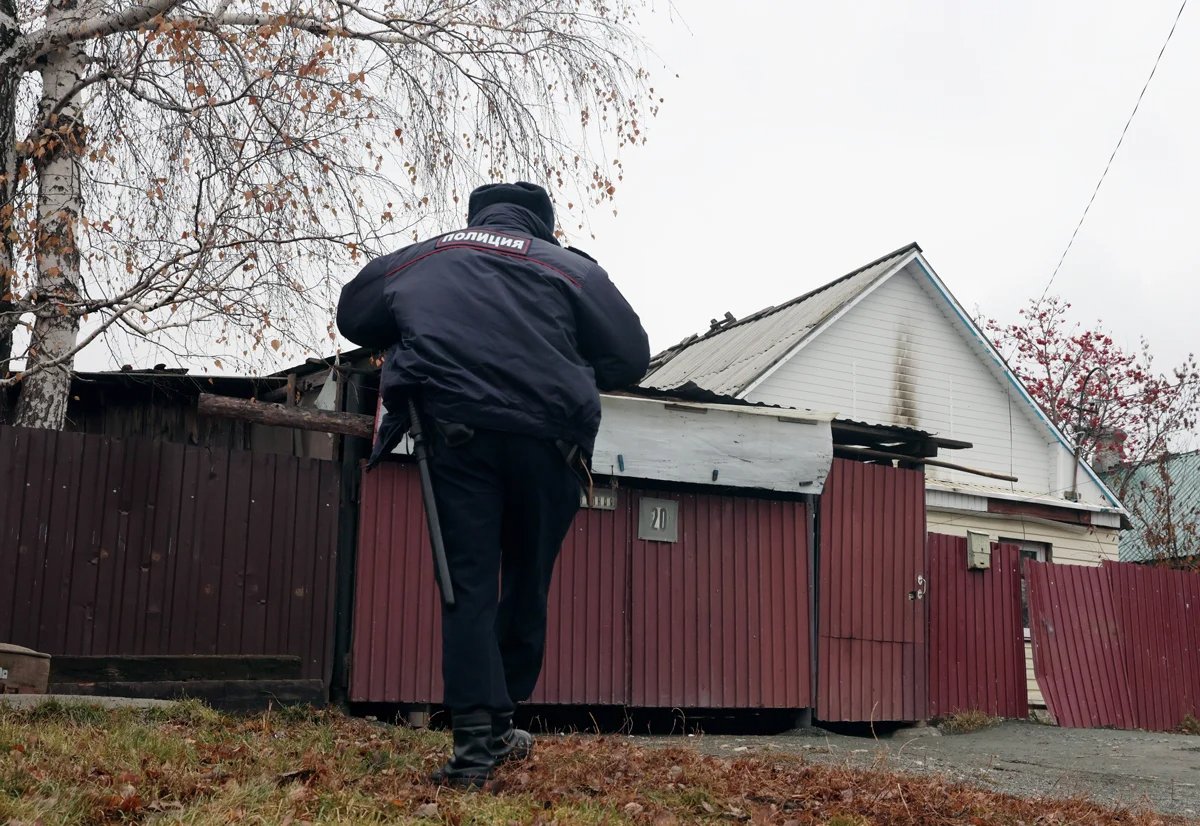 A police officer near a house in Korkino, 27 October 2024. Photo: Marina Moldavskaya / Kommersant / Sipa USA / Vida Press