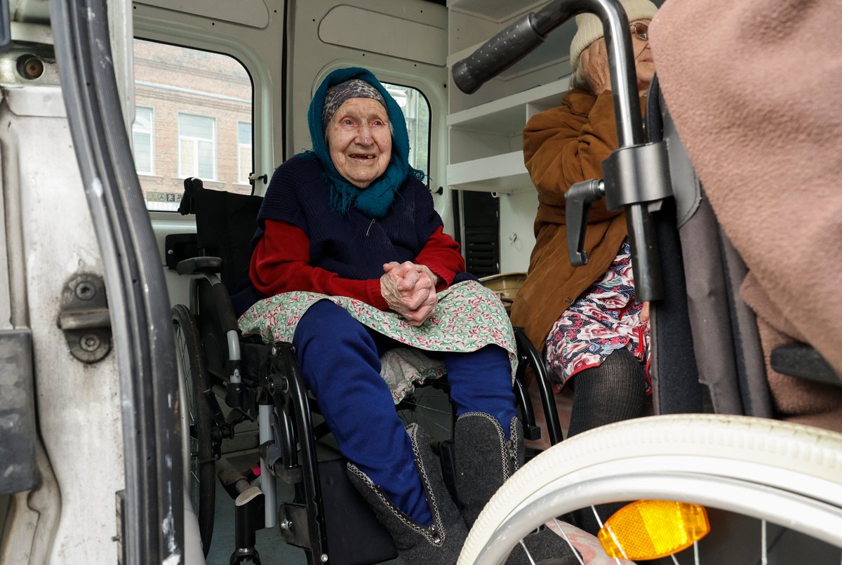 Пожилая женщина во время эвакуации с приграничных территорий на окраине Волчанска, Харьковская область, 12 мая 2024 года. Фото: Сергей Козлов / EPA-EFE
