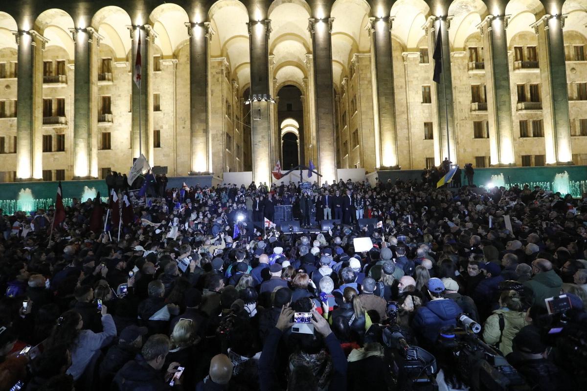 Саломе Зурабишвили на сцене во время митинга против результатов парламентских выборов, Тбилиси, 28 октября 2024 года. Фото: Mirian Meladze / Anadolu / Abaca Press / ddp images / Vida Press