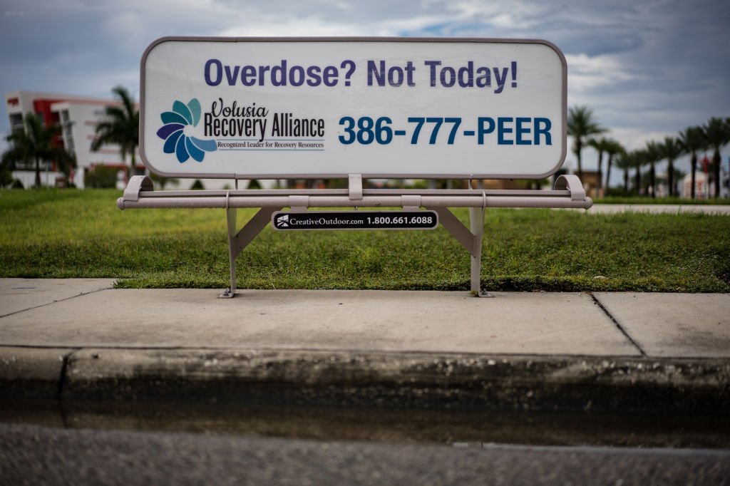 Знак с надписью «Передозировка? Не сегодня!», установленный организацией, помогающей в борьбе с зависимостями Volusia Recovery Alliance, Флорида, США. Фото: Thomas Simonetti / Bloomberg / Getty Images