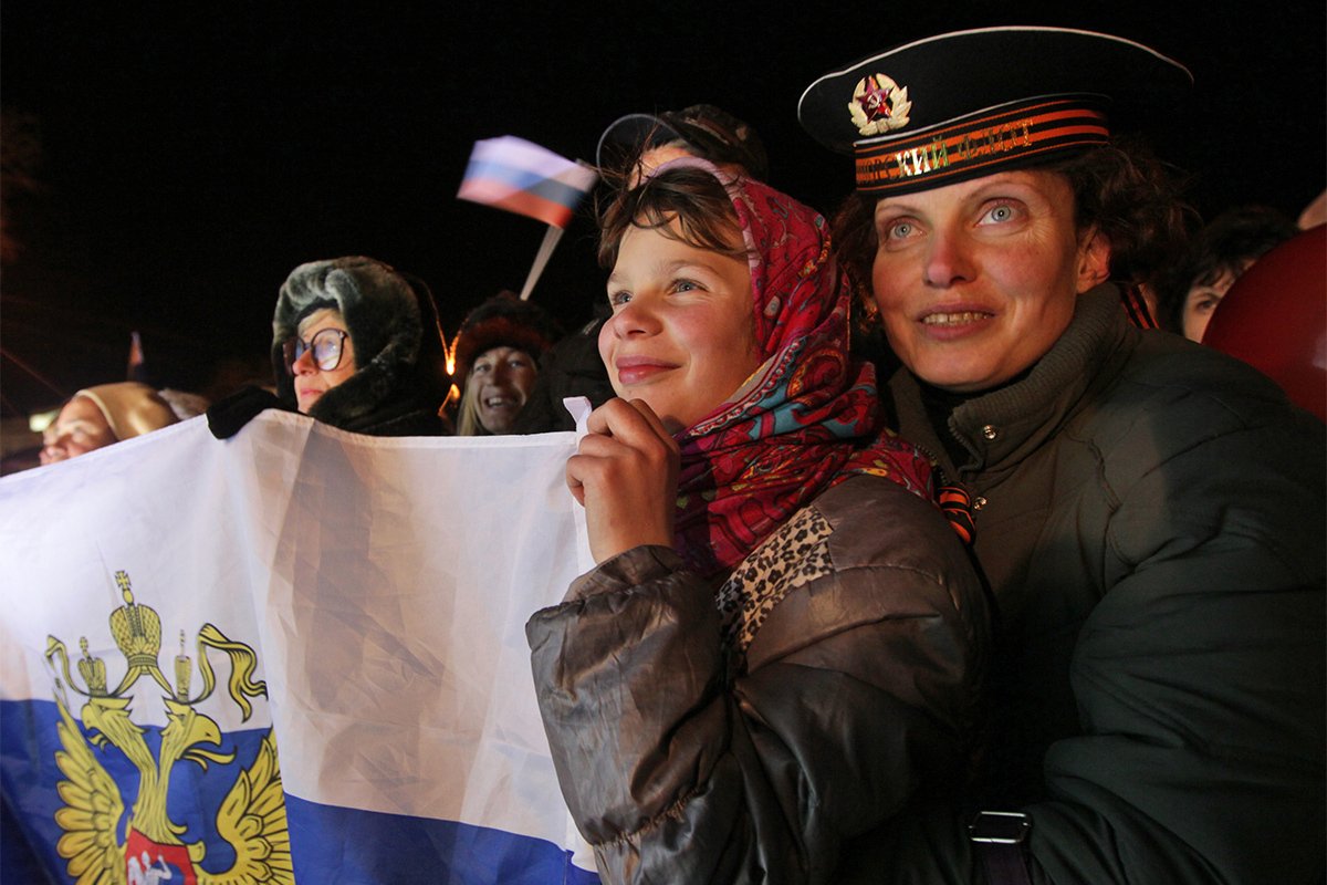 Пророссийские активисты на митинге после окончания референдума в Севастополе, Крым, Украина, 16 марта 2014 года. Фото: Зураб Курцикидзе / EPA