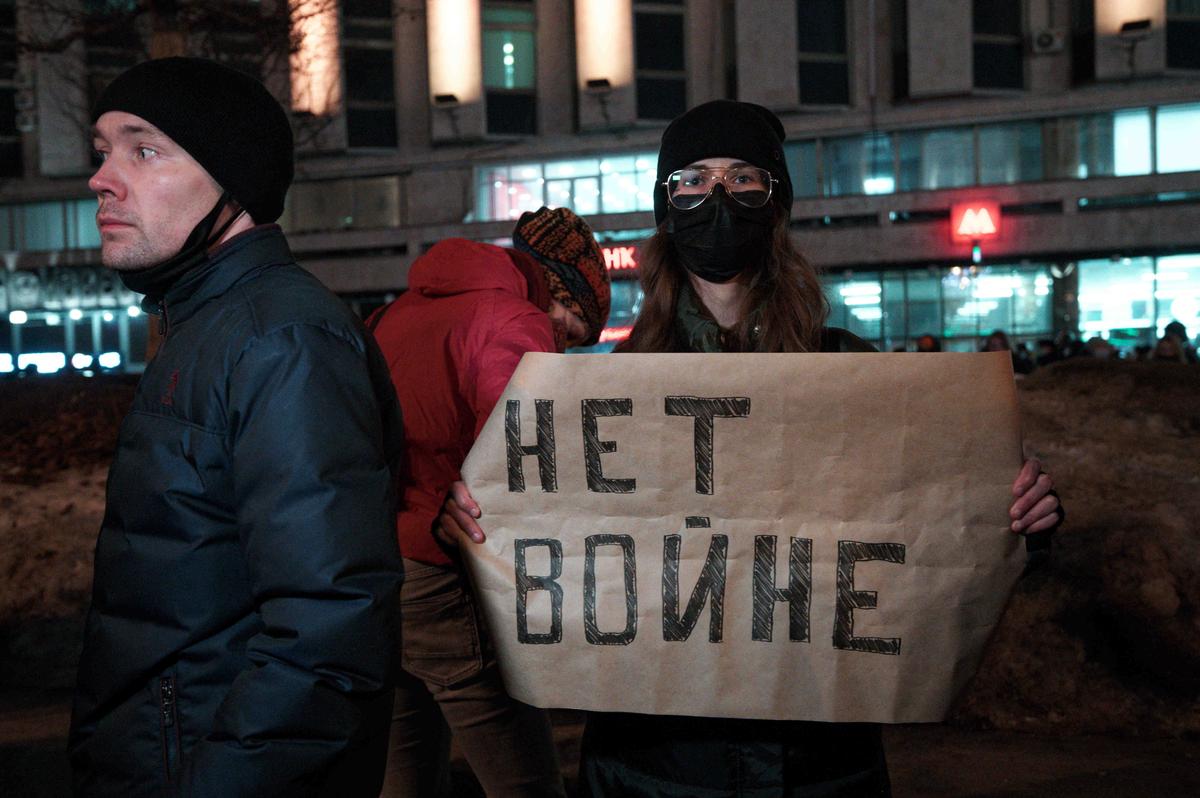A protester holding a No to War sign. Photo: Daniil Danchenko / NurPhoto / Getty Images