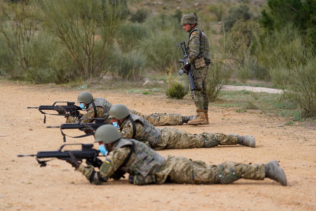 Ukrainian military during training in Toledo, Spain, 24 March 2023. Photo: Paul Hanna / Bloomberg / Getty Images