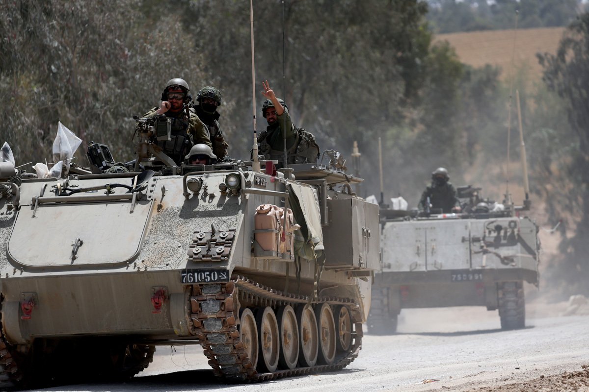 Израильские солдаты едут в сектор Газа недалеко от границы Израиля, 24 апреля 2024 года. Фото: Atef Safadi / EPA-EFE