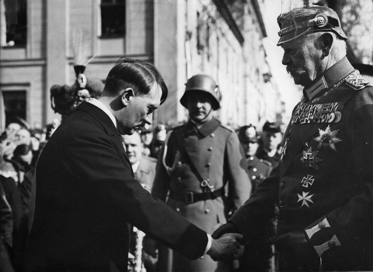 «День Потсдама» — торжественная церемония по случаю созыва нового рейхстага, 21 марта 1933 г. Фото:  Wikimedia   Commons,  Bundesarchiv, Bild 183-S38324 / CC-BY-SA 3.0, CC BY-SA 3.0 de
