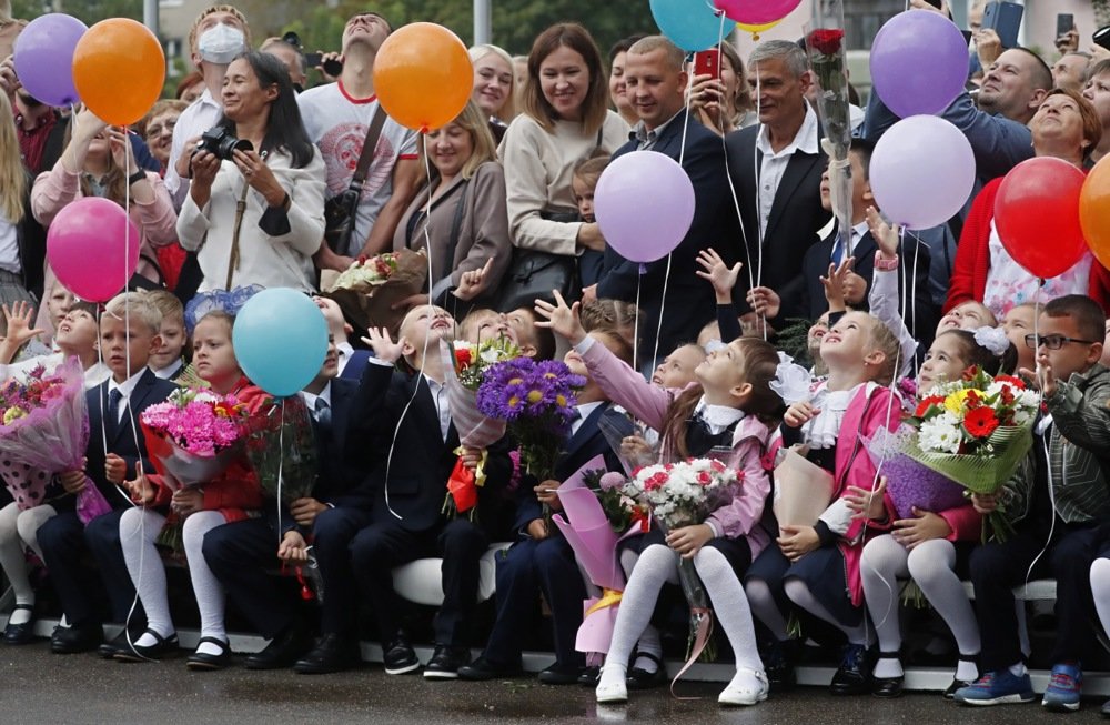 First graders take part in a ceremony to mark the start of the school year in Podolsk, Moscow region, in September 2021. Photo: EPA-EFE/MAXIM SHIPENKOV