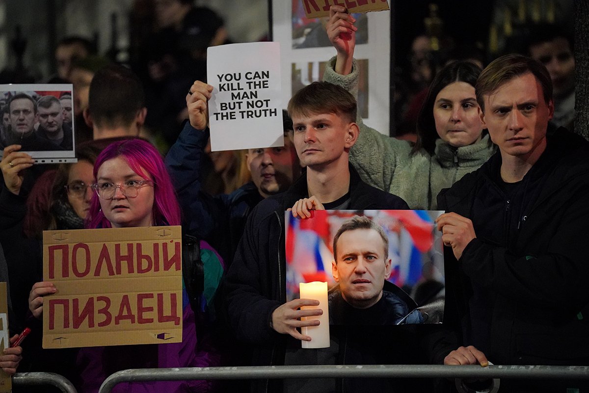 Люди принимают участие в акции протеста напротив посольства России в Лондоне, 16 февраля 2024 года. Фото: Jonathan Brady / PA Images / Getty Images