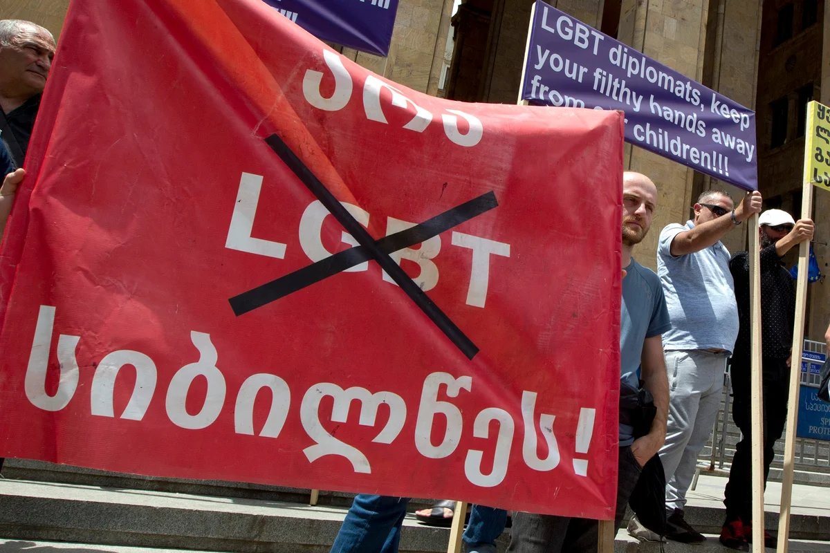 Far-right activists hold a banner reading ‘No to LGBT darkness’ at a rally against Pride Week, 2 July 2022. Photo: Shakh Aivazov / AP Photo / Scanpix / LETA