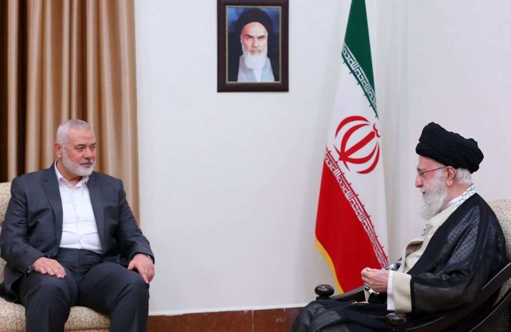 Председатель Политбюро ХАМАС Исмаил Хания на встрече с Верховным лидером Ирана Али Хаменеи в Тегеране, 5 ноября 2023 года. Фото: Iranian Leader Press Office / Handout/Anadolu / Getty Images
