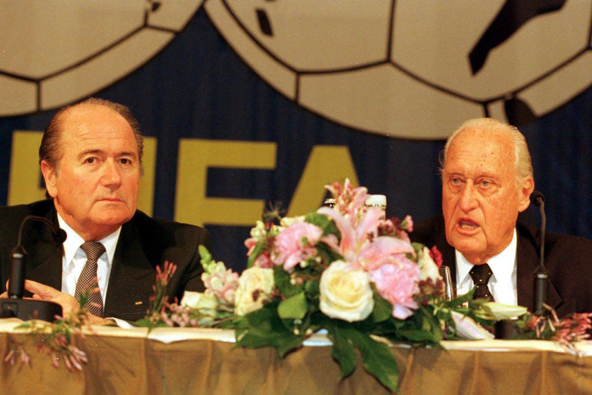 Генеральный секретарь ФИФА Йозеф Блаттер (слева) и президент ФИФА Жоао Авеланж (справа) во время пресс-конференции в Цюрихе, Швейцария, 13 марта. 1998 года. Фото: Christoph Ruckstuhl / EPA