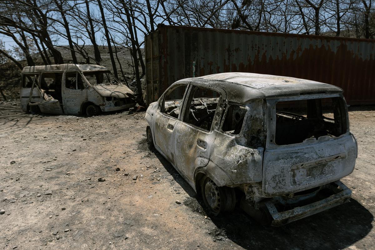 Сгоревшие машины на парковке. Фото: Василий Крестьянинов / специально для «Новой газеты Европа»