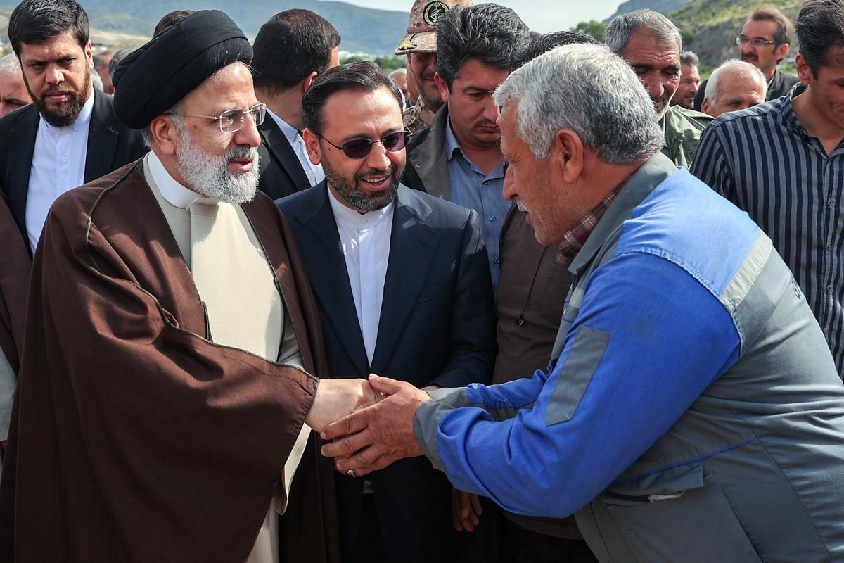 Ибрагим Раиси (слева) приветствует рабочих на месте построенной Ираном и Азербайджаном плотины Киз-Каласи на реке Арас на общей границе Ирана и Азербайджана на северо-западе. Иран, 19 мая 2024 г. 
 Фото: EPA-EFE/IRANIAN PRESIDENTIAL OFFICE