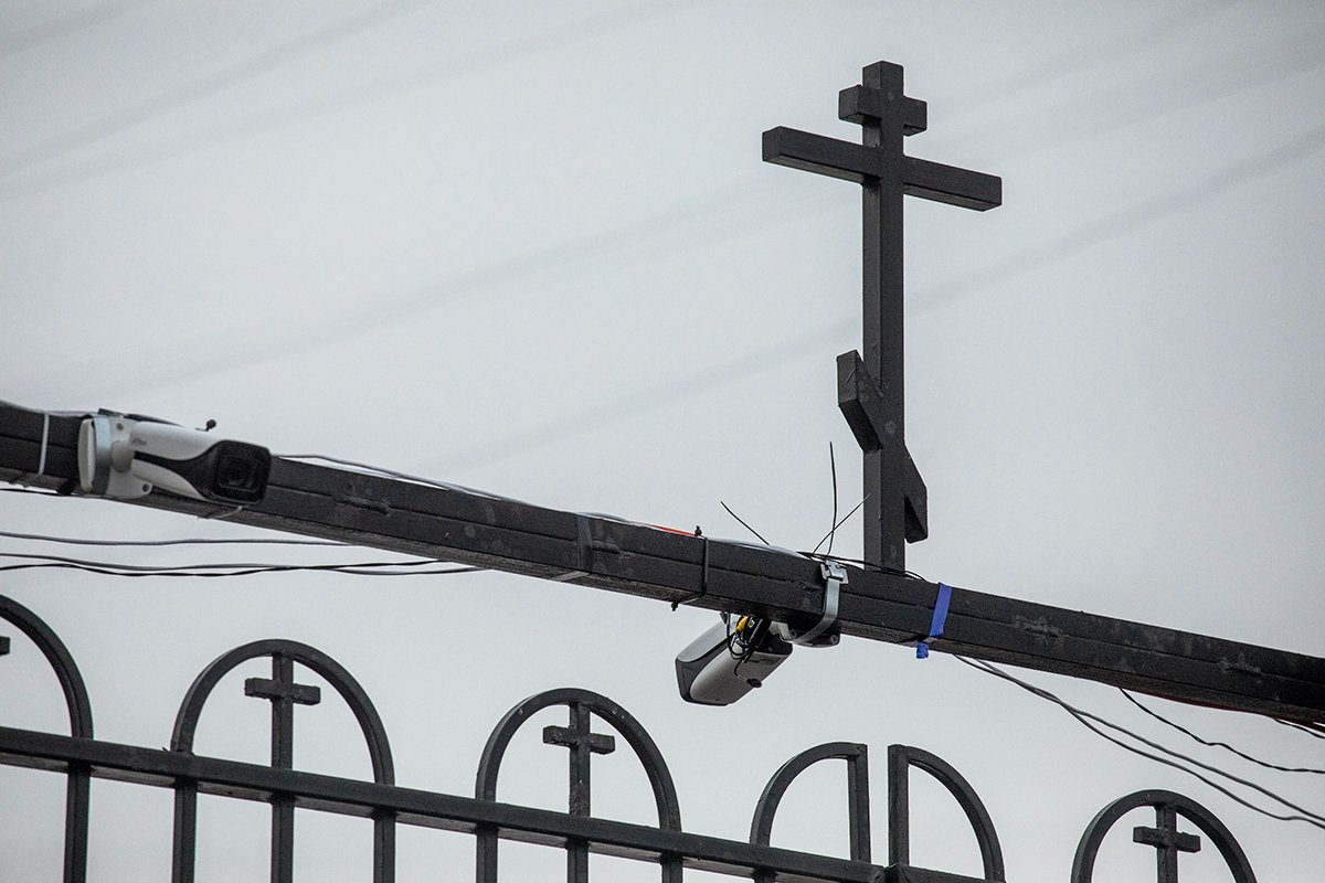 Камера наблюдения на воротах храма иконы «Утоли моя печали». Фото: Дмитрий Цыганов