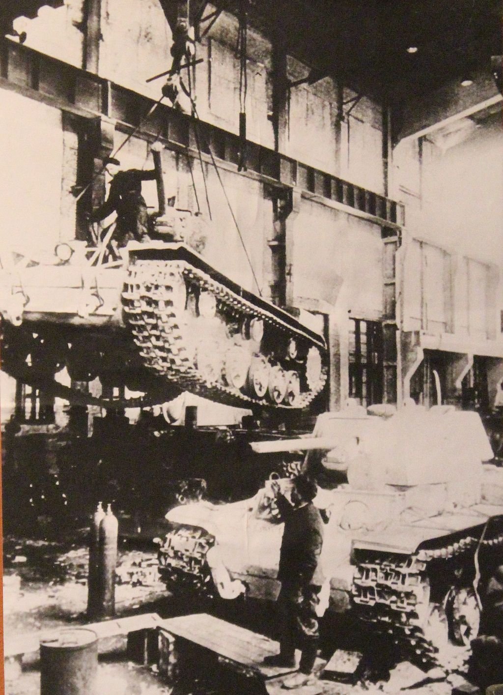 Цех Кировского завода во время блокады