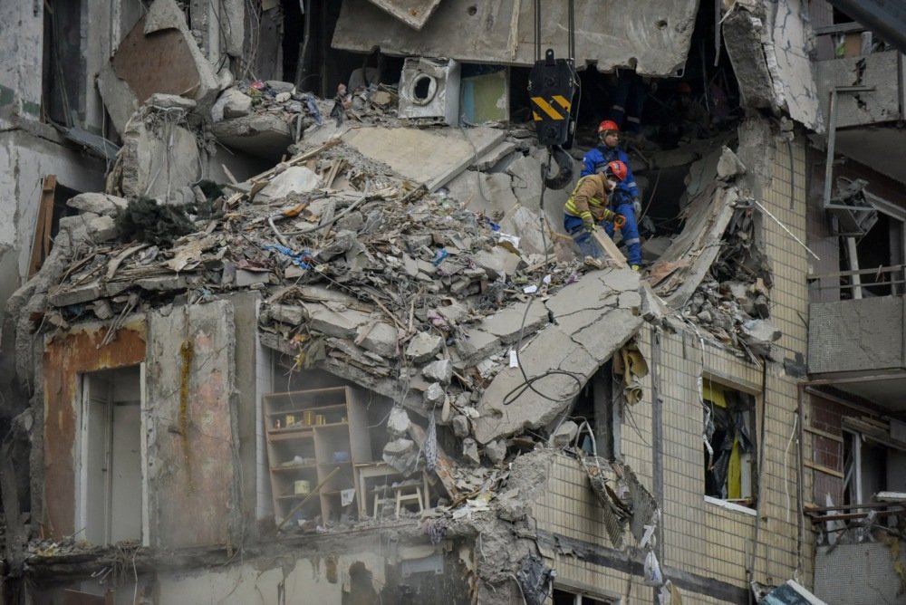 Rescue workers remove rubble from the site of the damaged residential building in Dnipro struck by a Russian missile, 15 January 2023. Photo: EPA-EFE/OLEG PETRASYUK