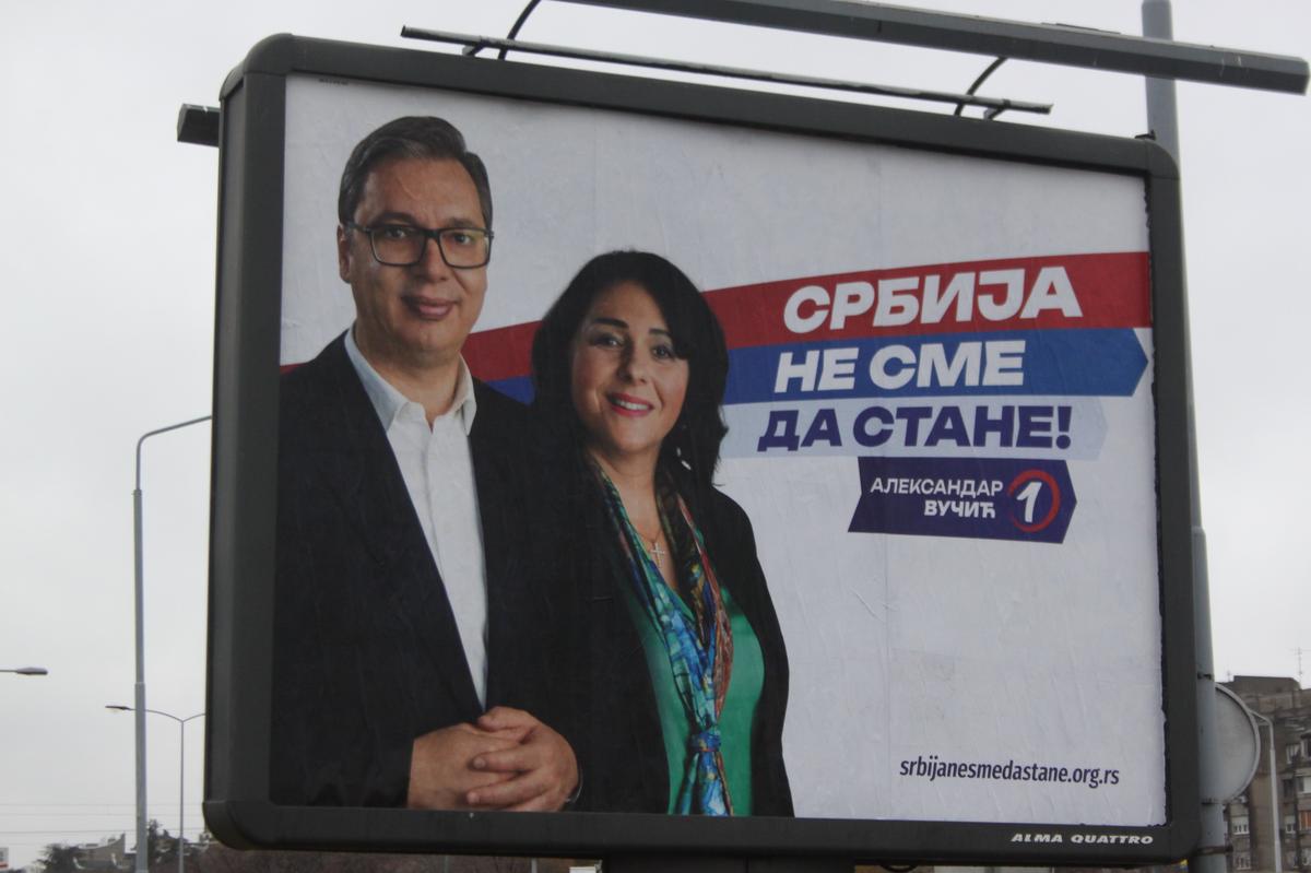 Билборд в Белграде. Надпись на баннере: «Сербия не должна останавливаться». Фото: Павел Кузнецов, специально для «Новой-Европа»