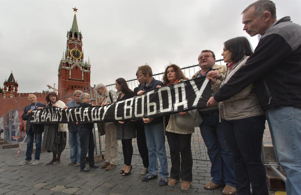 Российские активисты проводят акцию протеста на Красной площади, пытаясь воссоздать события 1968 года. Москва, 25 августа 2013 года. Фото: соцсети