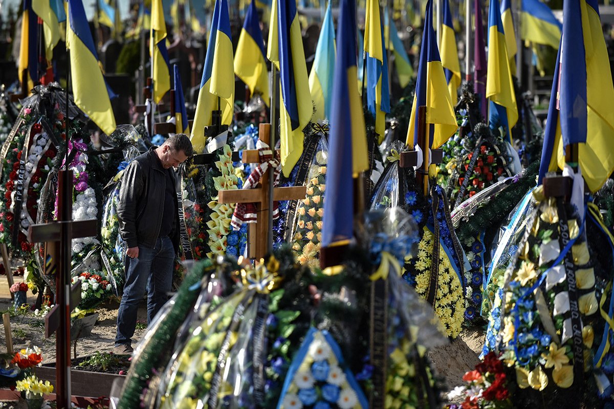 «Аллея героев» на Лисовском кладбище в Киеве. 23 апреля 2023 года. Фото: Олег Петрасюк / EPA-EFE