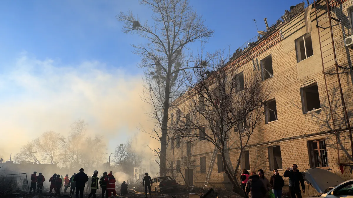 First responders at work following a Russian attack on a residential building in Kharkiv, northeastern Ukraine, 7 March 2025. Photo: EPA-EFE / SERGEY KOZLOV