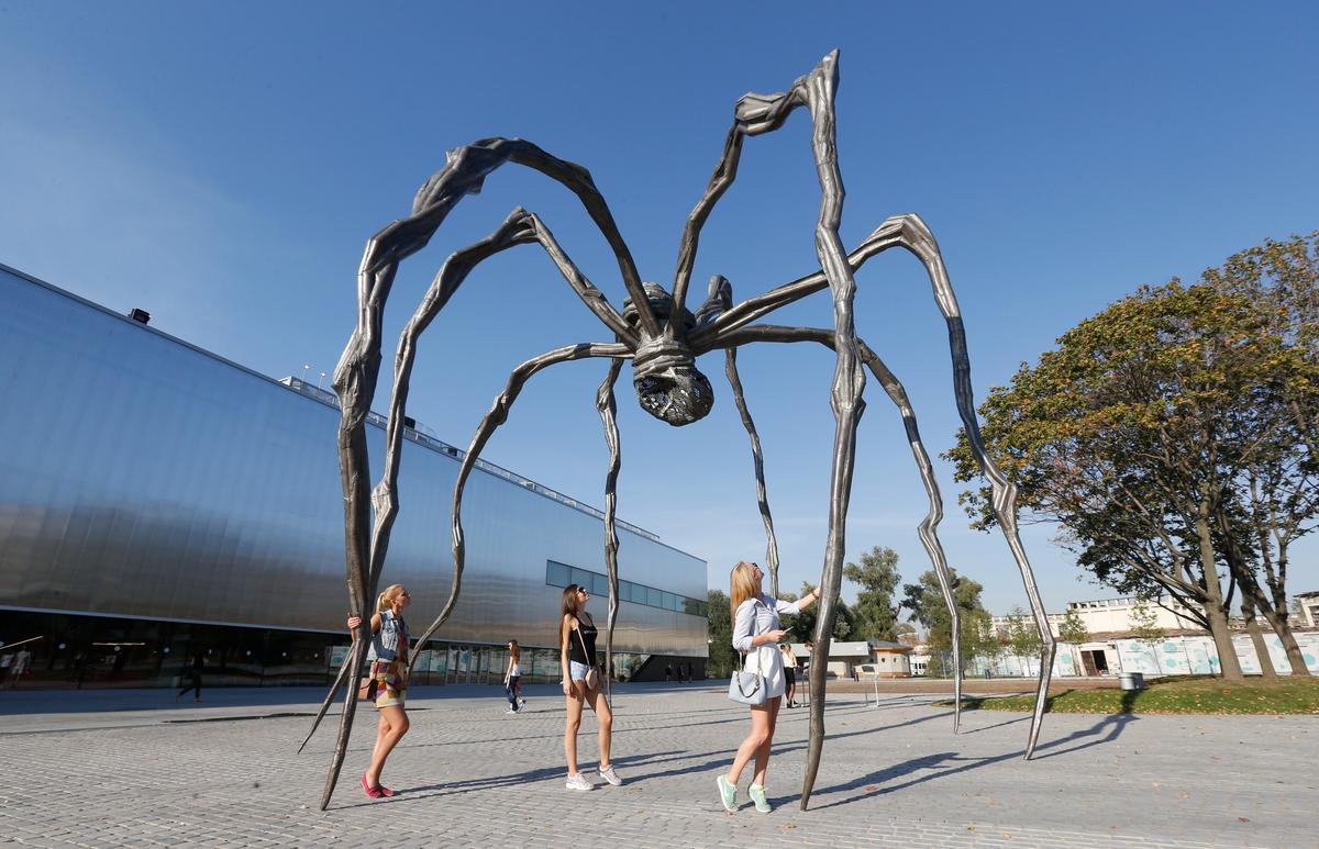 Maman by French-US artist Louise Bourgeois on display at the Garage Museum of Contemporary Art in Moscow’s Gorky Park, 25 September 2015. Photo: EPA / YURI KOCHETKOV