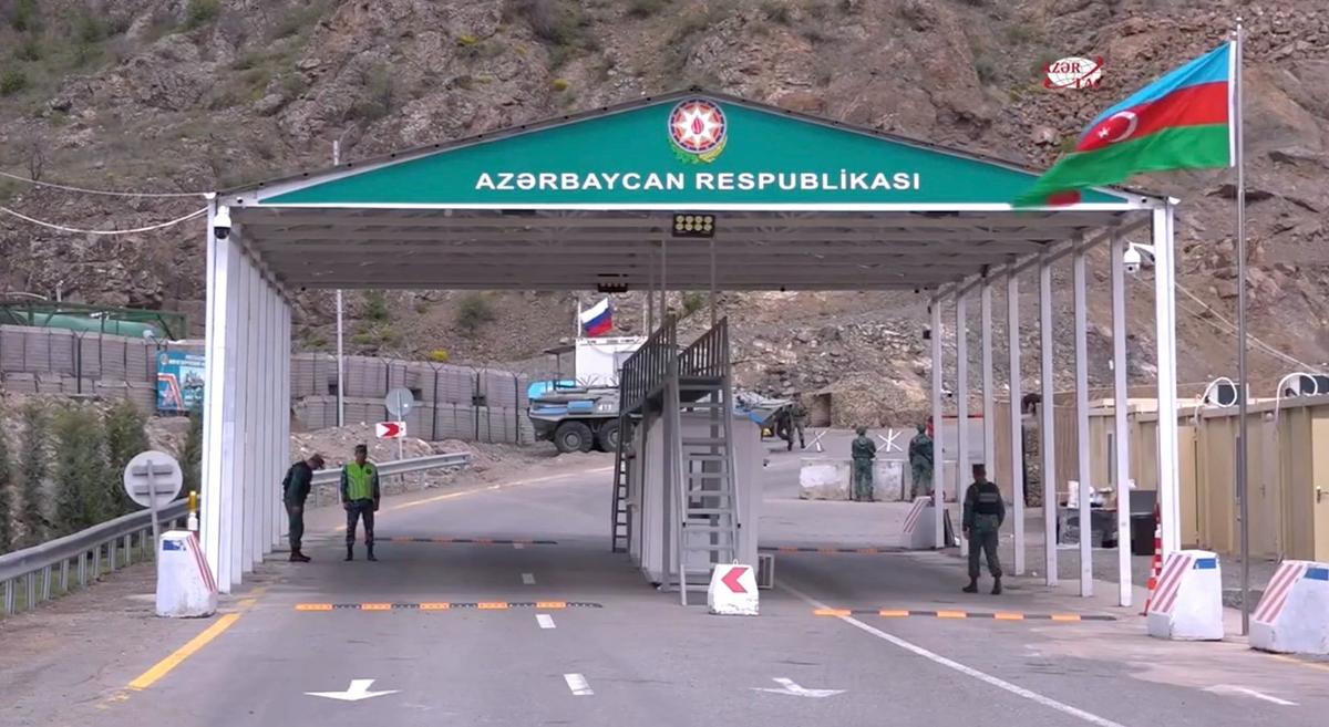 Азербайджанский КПП в Лачинском коридоре, ведущем из Армении в Карабах. Фото: скрин  видео