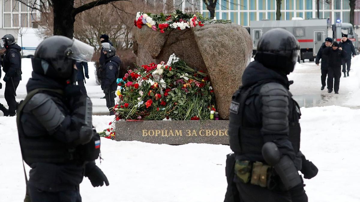 Россияне организовали стихийные мемориалы в память о Навальном