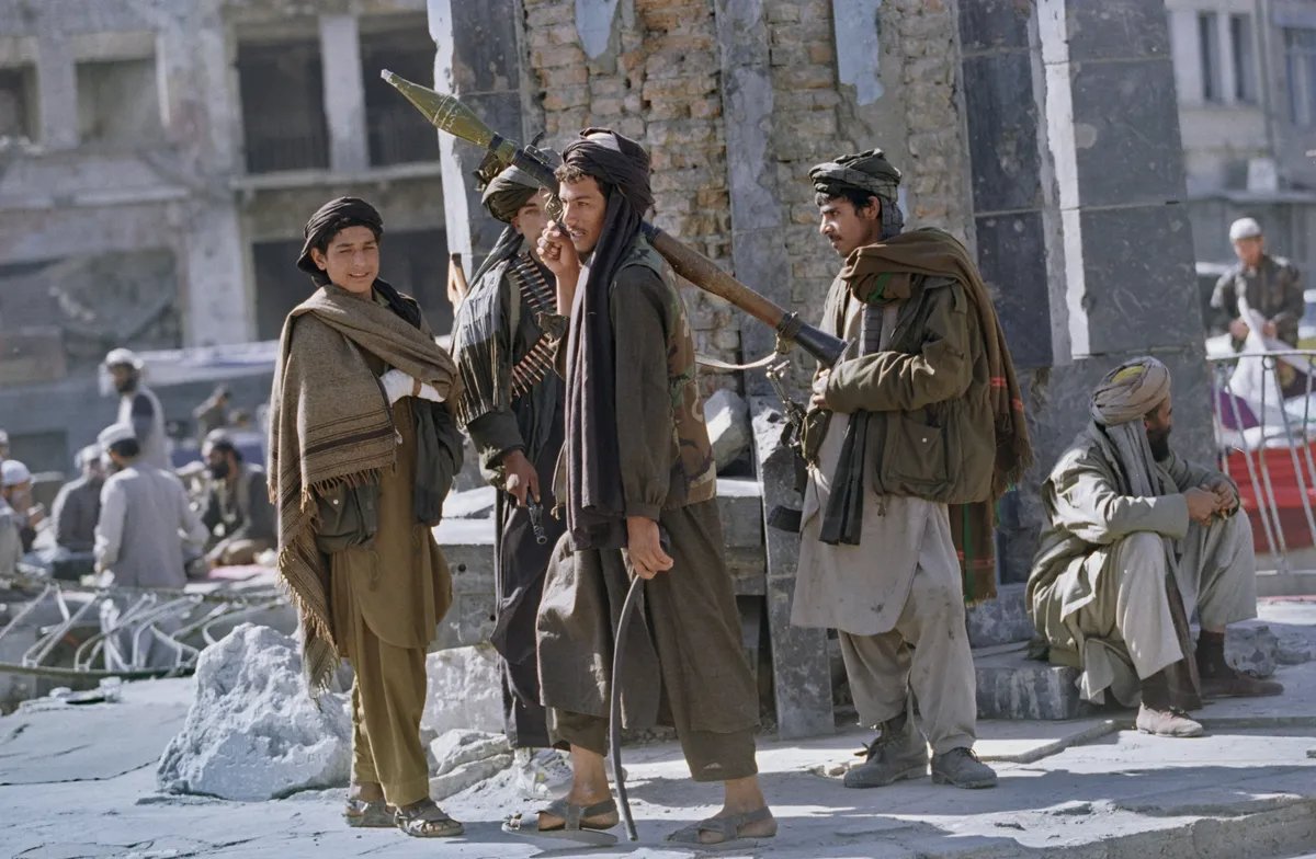 Афганские мужчины в Кабуле, 1996 год. Фото: David Turnley / Corbis / VCG / Getty Images