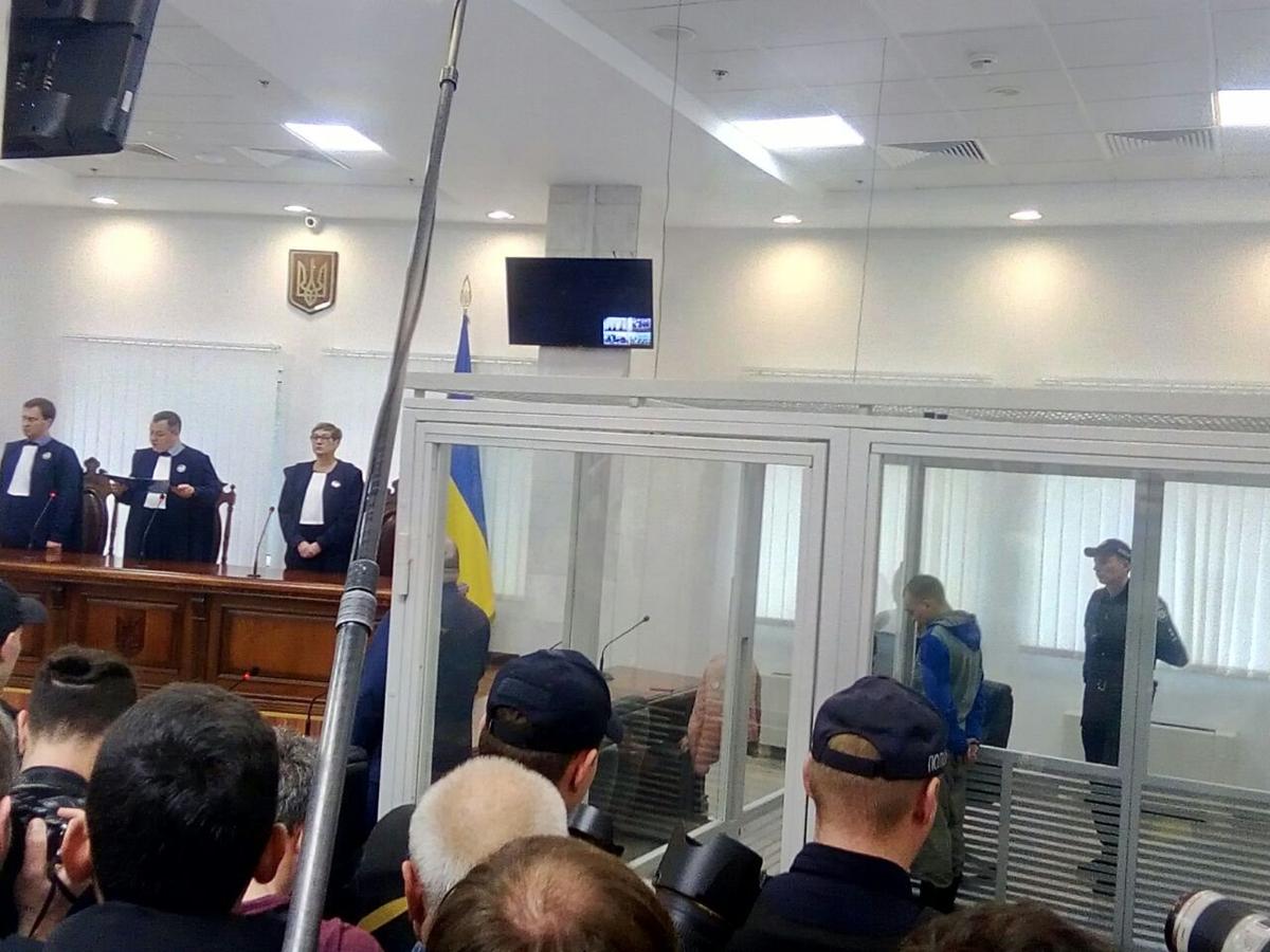 Зал заседания суда набит битком, журналисты стоят на скамьях. Фото: Иван Бабошин, специально для «Новой газеты. Европа», Киев