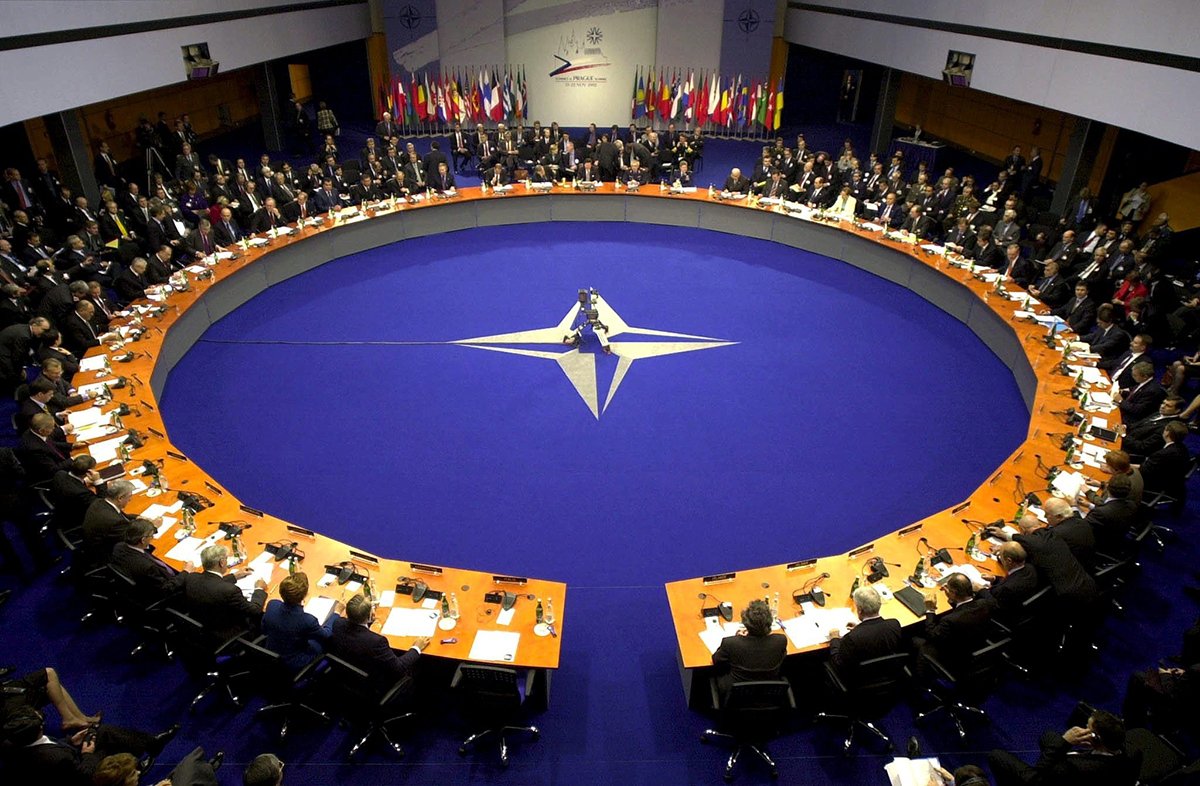 Совет Евроатлантического партнерства в Пражском конгресс-центре 22 ноября 2002 года. НАТО на саммит в Праге пригласили семь восточноевропейских государств — Болгарию, Эстонию, Латвию, Литву, Румынию, Словакию и Словению присоединиться к ней в 2004 году. Фото: Benoit Doppagne / EPA / spt mda
