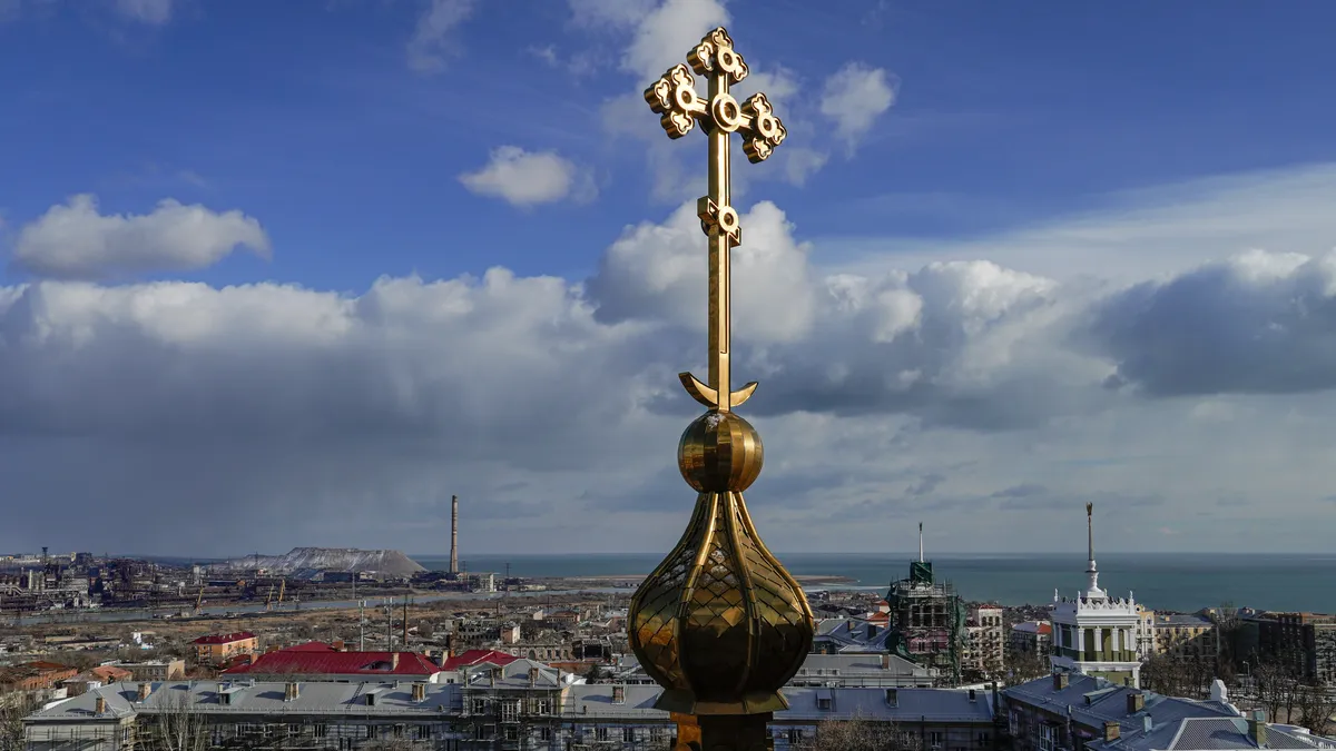 Вид на Мариуполь от Александро-Невского храма. Фото: Stringer / EPA-EFE