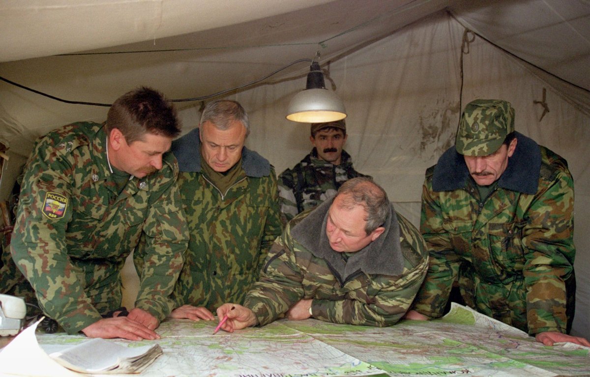 Командующий Объединённой группировкой войск Минобороны Геннадий Трошев (второй справа) во время боевых действий в чеченском городе Аргун, 10 декабря 1999 года. Фото: Sovfoto / Universal Images Group / Shutterstock / Rex Features / Vida Press