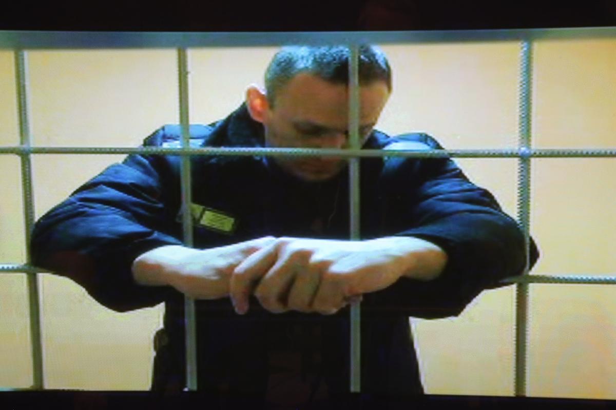 Алексей Навальный на экране во время апелляции на девятилетний тюремный срок, в Мосгорсуде, 24 мая 2022 года. Фото: скрин видео